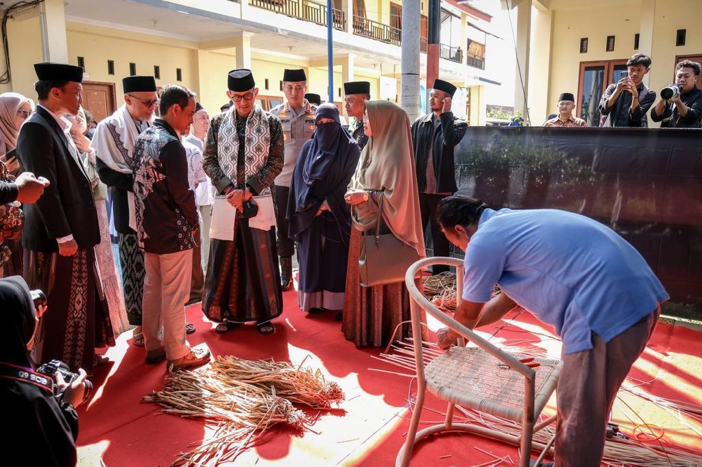 Siaran Pers Menparekraf Belanja Kursi Eceng Gindok Di Ponpes Bina Madani Putri Magelang