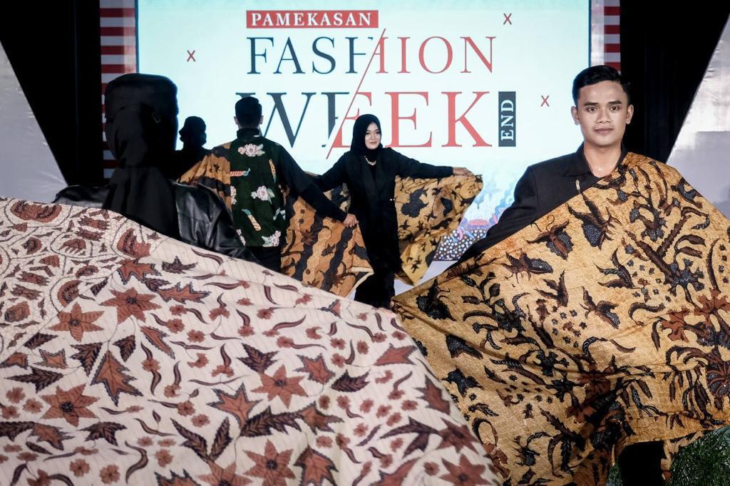 Siaran Pers Menparekraf Pamekasan Fashion Week Hadirkan Produk Ekraf