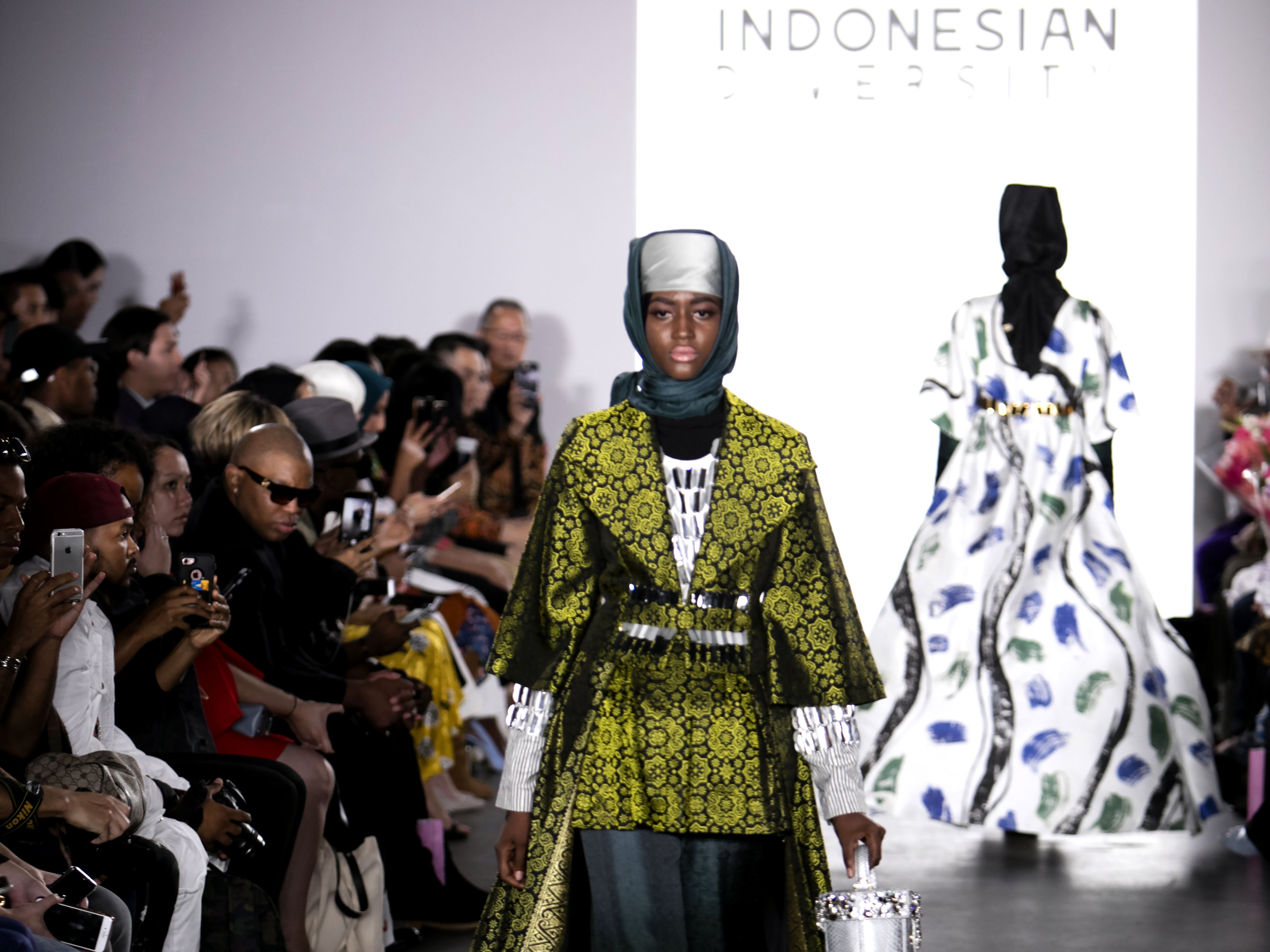 Desain karya Dian Pelangi di New York Fashion Week 2017 bertajuk Indonesian Diversity. (foto: Shutterstock/Humberto Vidal)
