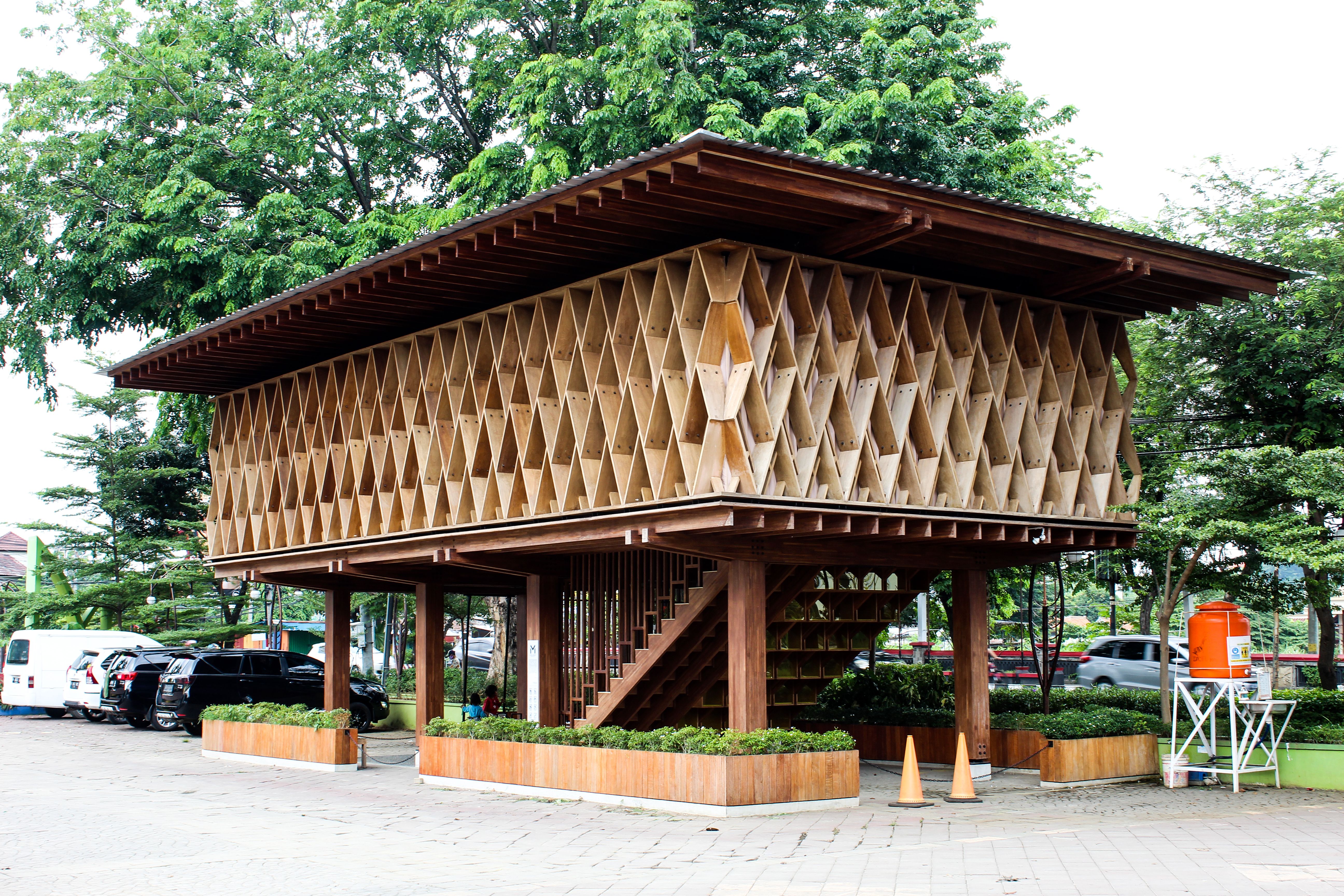 Arsitektur Microlibrary Warak Kayu karya SHAU di Semarang (Foto: Shutterstock/Ariel Axel)