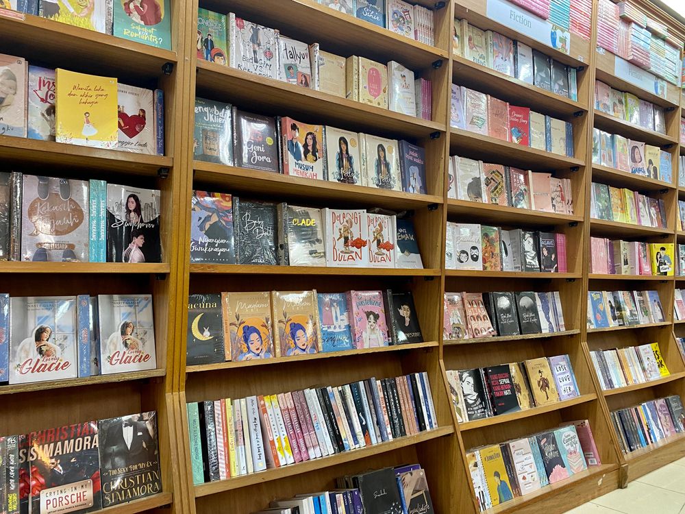 Ilustrasi buku-buku sastra yang dipajang di sebuah Toko Buku dan masih diminati banyak penggemar sastra hingga saat ini.. (Foto: Shutterstock/Darman bin Salam)