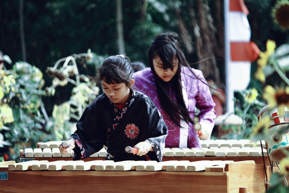 Ilustrasi sepasang remaja tengah memainkan alat musik Kolintang yang berasal dari Sulawesi Utara. (Foto: Shutterstock/Fredy Albert)