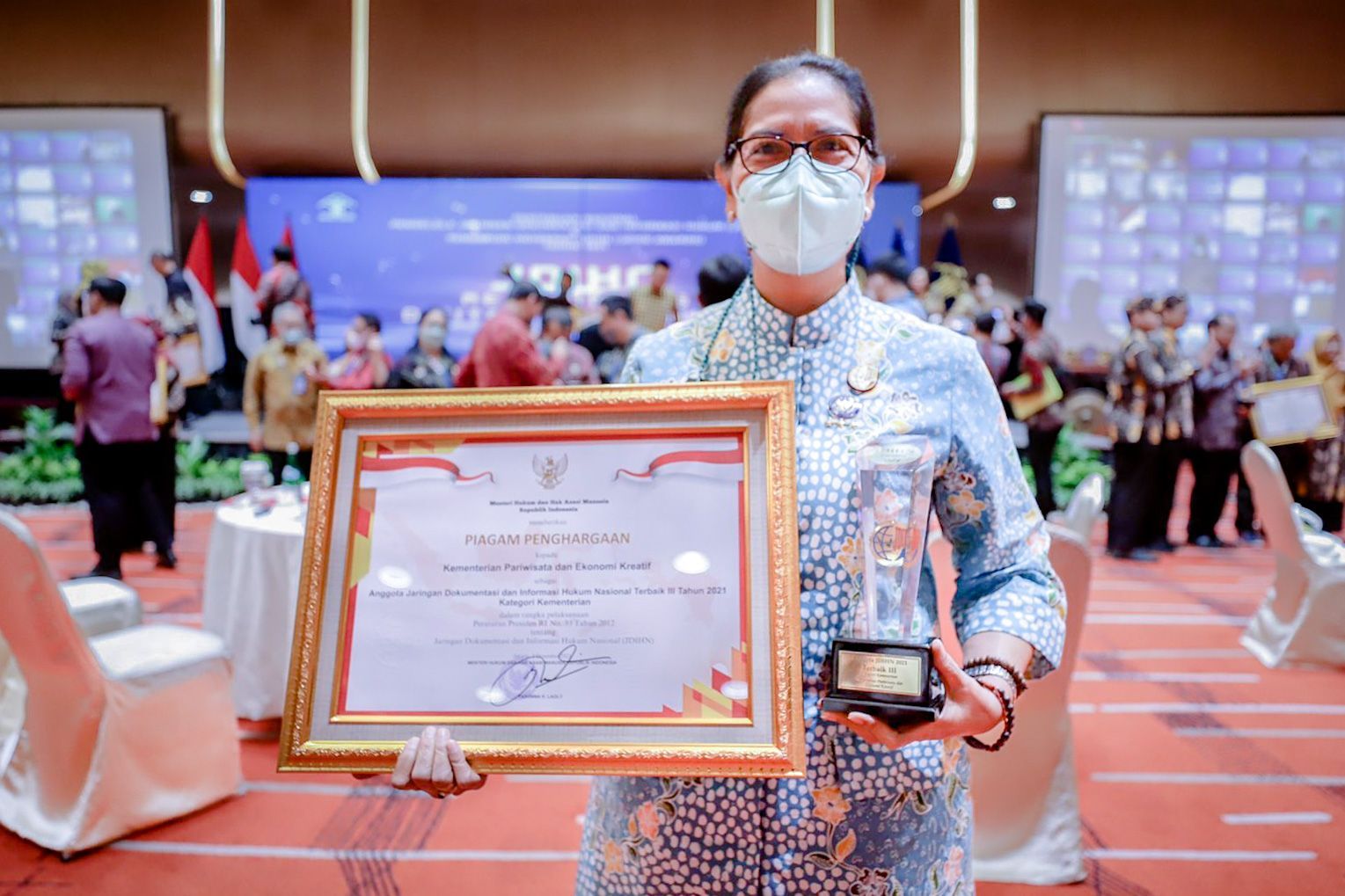 Foto 1: Sekretaris Kemenparekraf Ni Wayan Giri Adnyani menerima penghargaan Anggota Jaringan Dokumentasi dan Informasi Hukum Nasional (JDIHN) Terbaik III (Ketiga) Tahun 2021 pada Kamis, 2 Desember 2021.