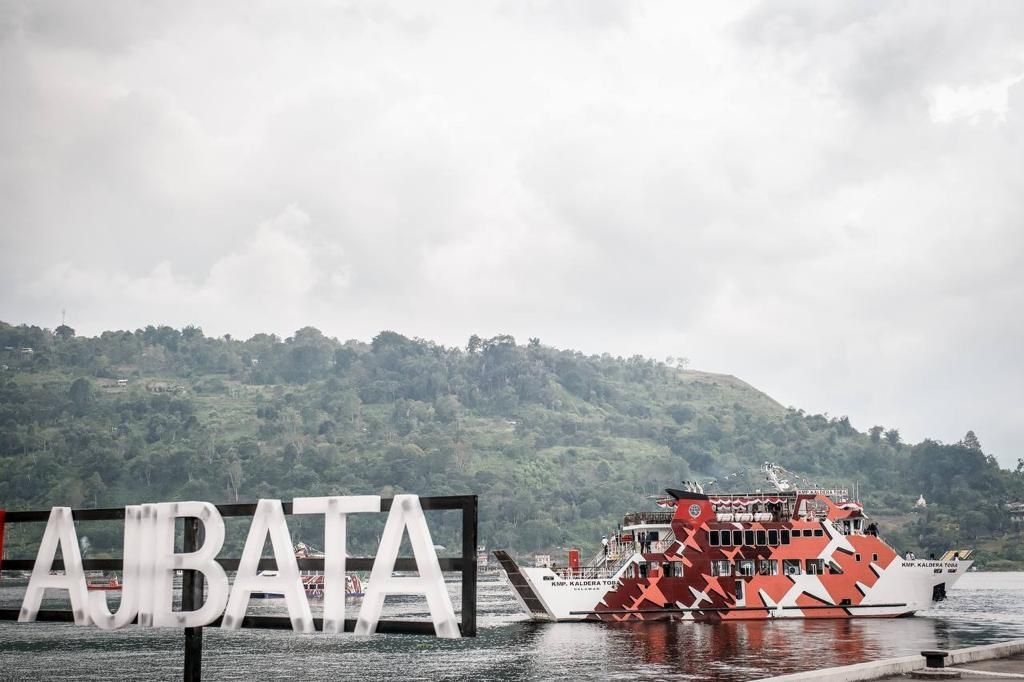 Foto 3: Kapal motor penumpang (KMP) Kaldera Toba pada peresmian 7 pelabuhan penyeberangan dan 4 KMP di Kawasan Dermaga Pelabuhan Ajibata, Kabupaten Toba, Sumatera Utara, Rabu (02/02/2022).