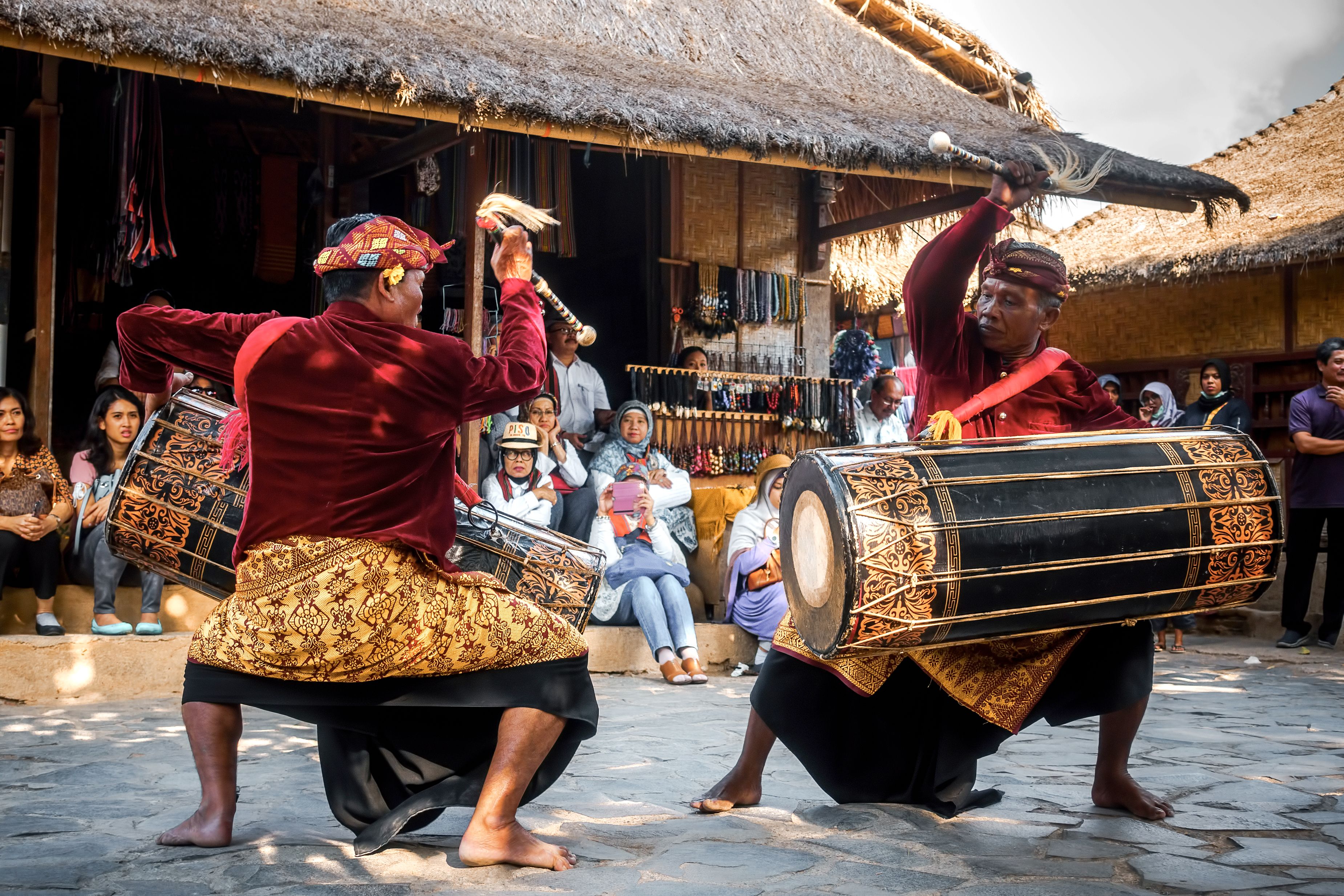 Atraksi wisata yang dipertunjukan di Desa Wisata Sade, Lombok. (Foto: Shutterstock/Farizun Amrod Saad)