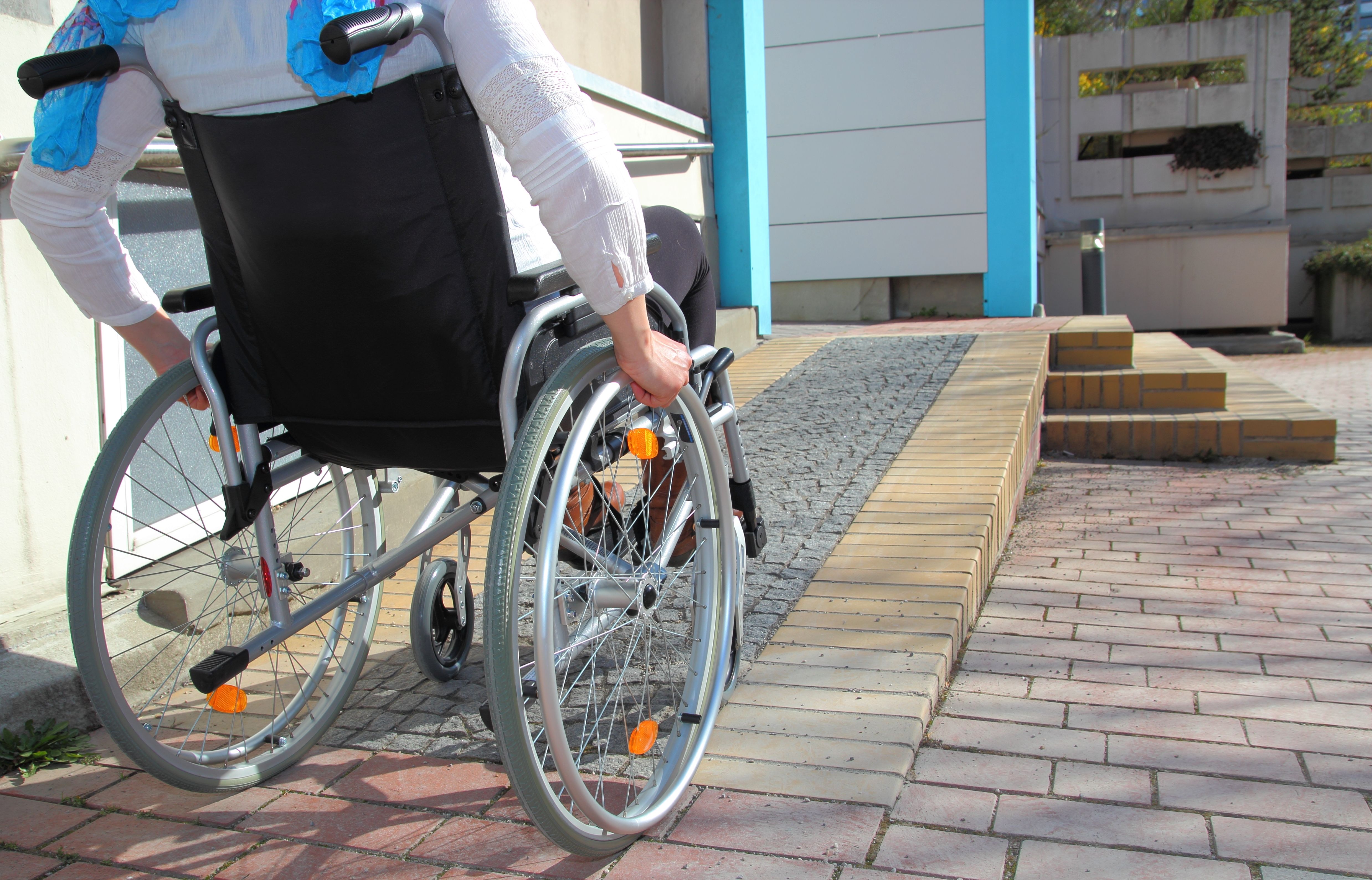 Ilustrasi ramp di destinasi wisata, bagi teman difabel yang menggunakan kursi roda. (Foto: Shutterstock/Riopatuca)