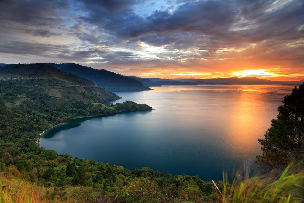 Lanskap Danau Toba. (Foto: Shutterstock/franshendrik Tambunan)