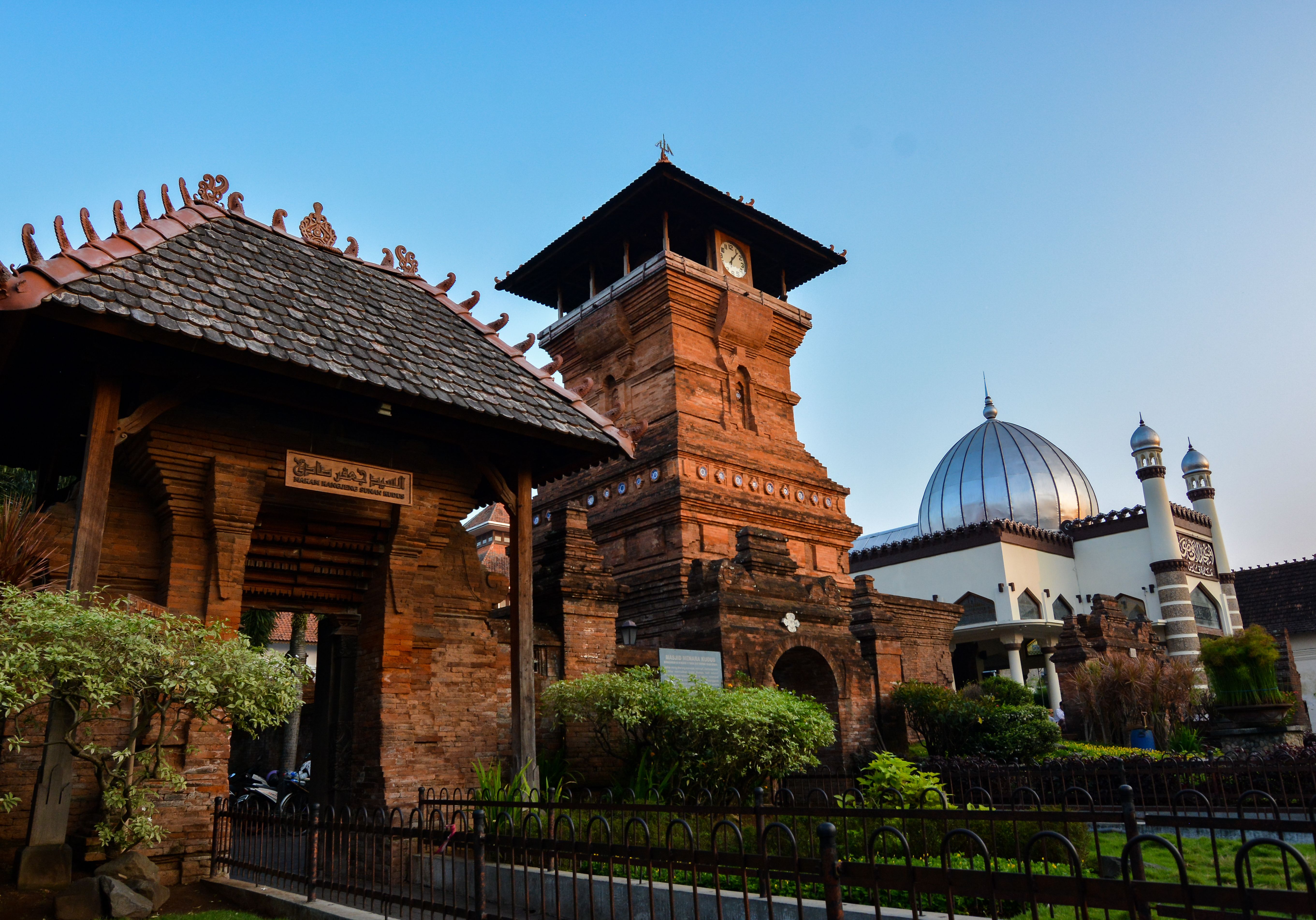 Masjid peninggalan Sunan Kudus, hasil akulturasi dua budaya.(Foto: Shutterstock/Adi Wijayanto)