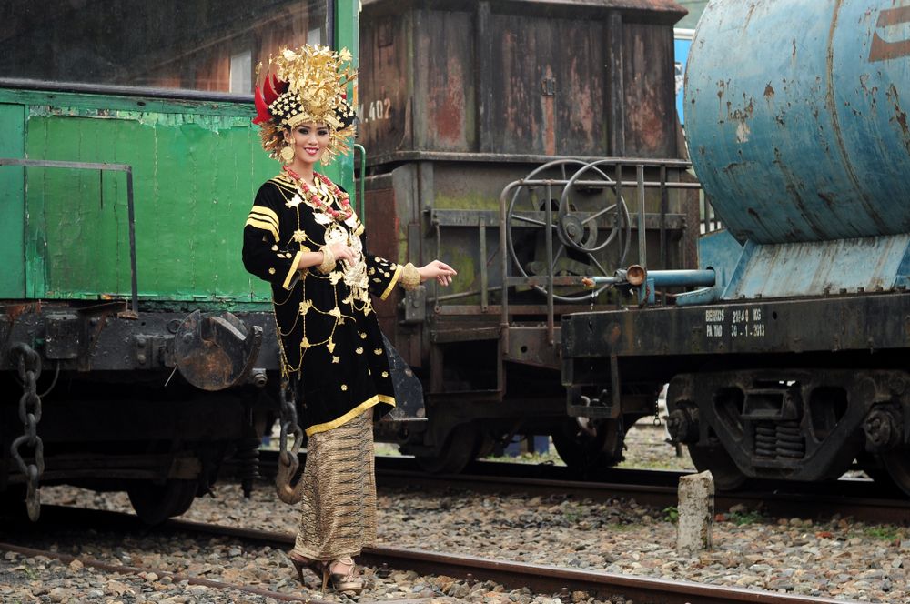 Ilustrasi Putri West Sumatera tengah berfoto di kawasan Sawahlunto, Sumatera Barat. (Shutterstock/Zulfikri Sasma)