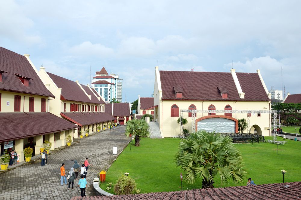 Suasana Benteng Fort Rotterdam yang menjadi destinasi wisata sejarah di Kota Makassar. (Foto: Shutterstock/Antoni Halim)