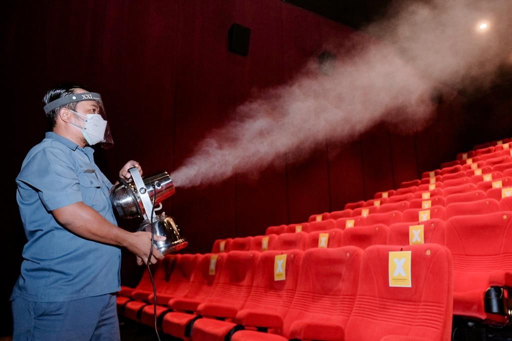 Petugas bioskop melakukan disinfektan ruang bioskop (Dok.Kemenparekraf/Baparekraf)