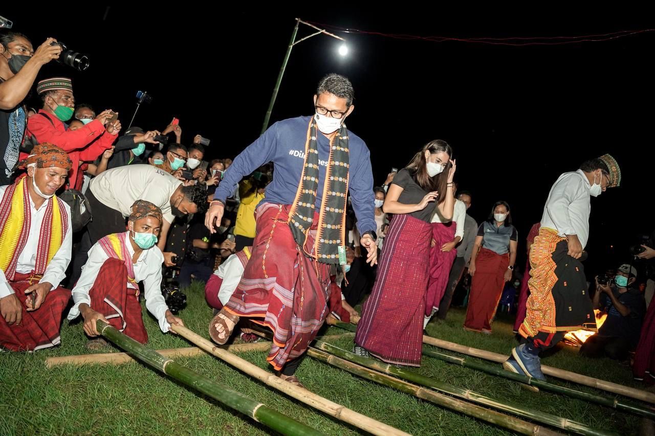 Menparekraf turut ikut bermain dalam permainan seni tradisional Rangku Alu yang merupakan salah satu ragam seni permainan di Desa Wisata Wae Rebo