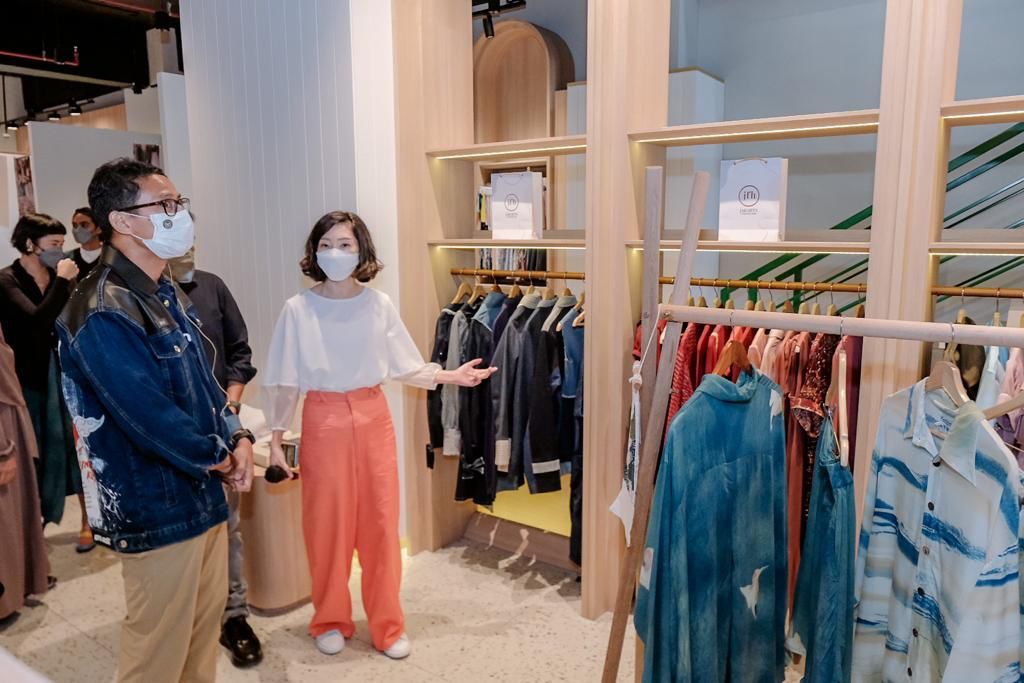 Jakarta Fashion Hub adalah co-working space yang diinisiasi Asia Pacific Rayon (APR) dan ditujukan kepada para fashion enthusiast yang ingin menyalurkan passion, berkarya, hingga memulai fashion brand sendiri