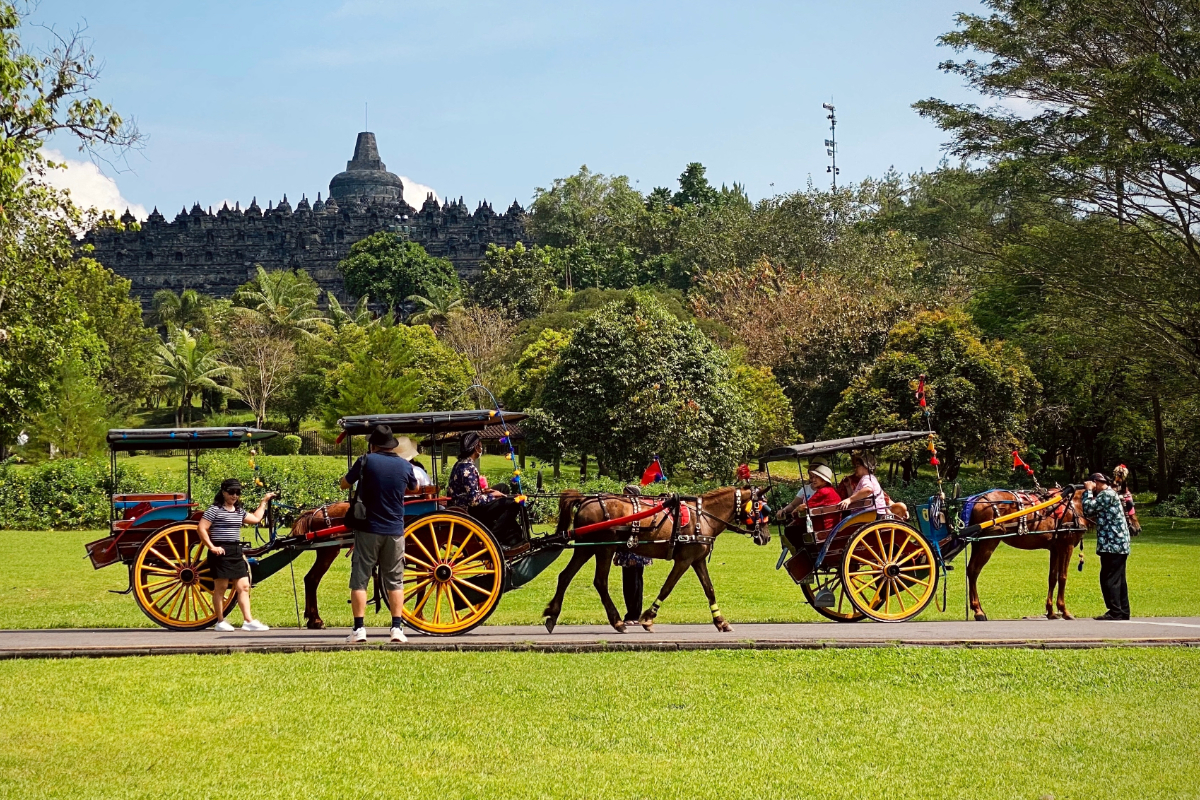 Foto: Melihat dari dekat kemegahan Candi Borobudur sambil naik delman (Shutterstock/Curlychin28)