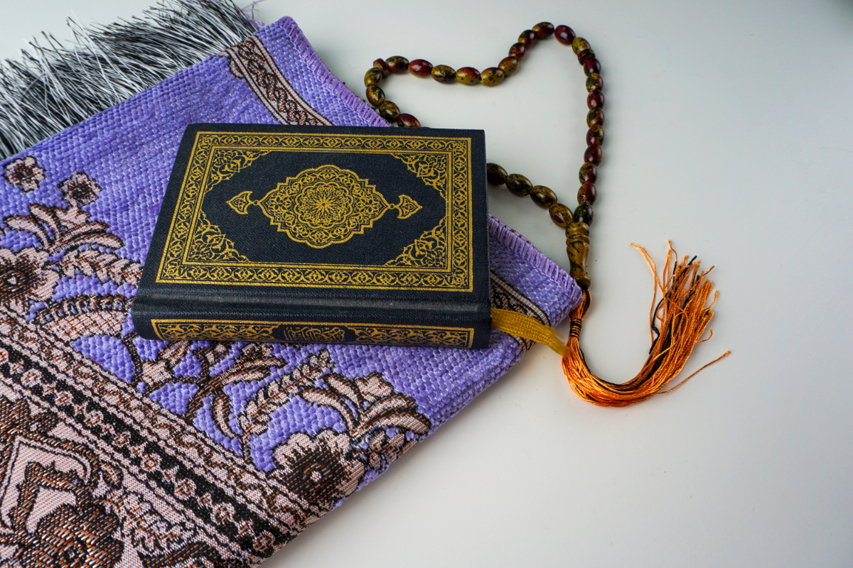 Foto: Perlengkapan salat dan Al-Quran bisa menjadi piliihan hamper Lebaran (Shutterstock/mohdizuan)