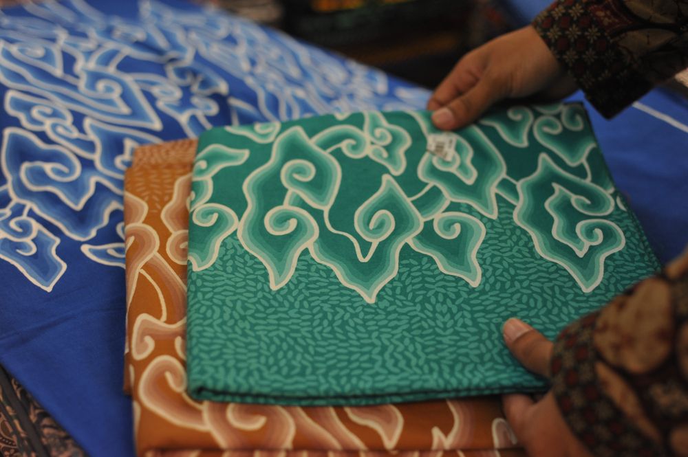 Ilustrasi motif batik megamendung khas Cirebon. (Foto: Shutterstock/fsyimage)