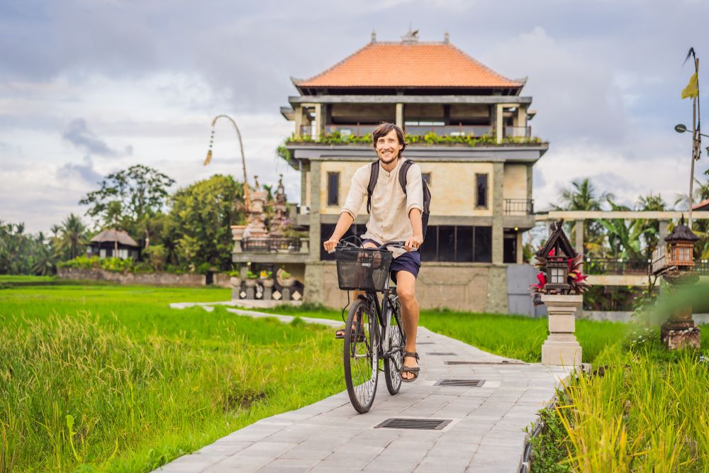 Seorang wisatawan mancanegara tengah bersepeda di Bali. (Foto: Shutterstock/Elizaveta Galitckaia).