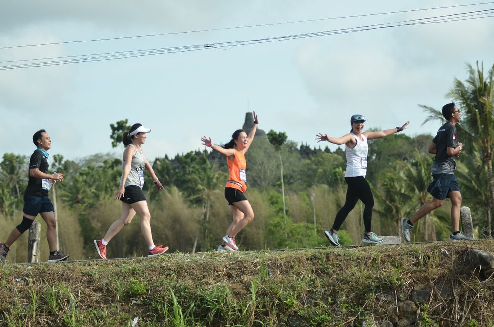 Para peserta Borobudur Marathon tengah menempuh jalur di seputar Candi Borobudur, Magelang, Jawa Tengah. (Foto: Shutterstock/Anis Efizudin)