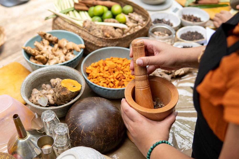 Ilustrasi pembuatan jamu atau ramuan herbal khas Indonesia. (Foto: Shutterstock/Odua Images)
