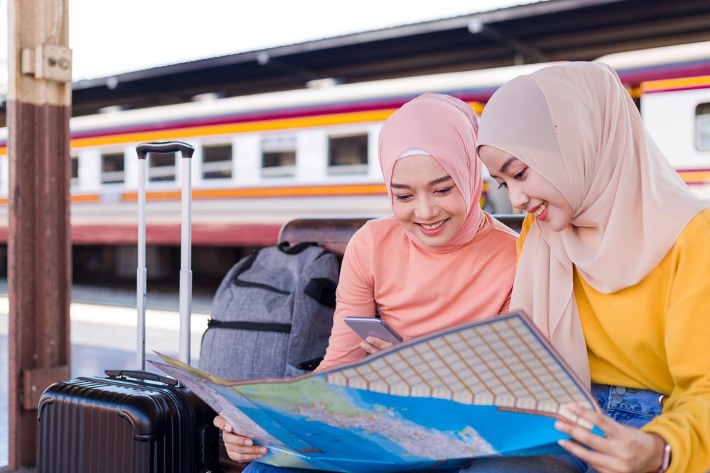 Ilustrasi wisatawan muslim yang tengah merencanakan liburan ke destinasi yang ramah wisata halal. (Foto: Shutterstock/Blue Titan)
