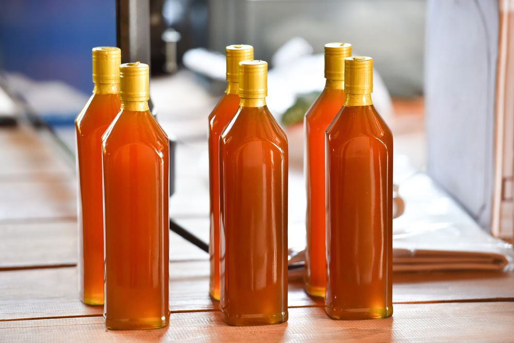 Ilustrasi madu siap jual dalam kemasan botol. (Foto: Shutterstock/Apiwich Pudsumran)