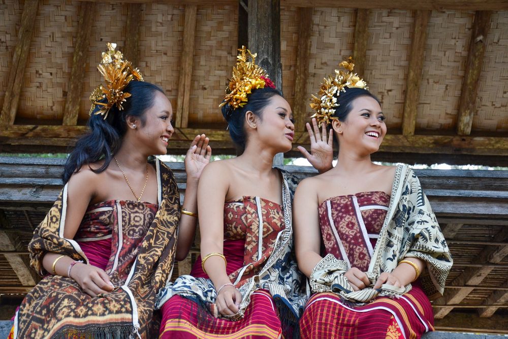 Kain tenun Gringsing khas Karangasem saat dikenakan perempuan Bali dalam sebuah acara. (Foto: Shutterstock/LivingPortrait)