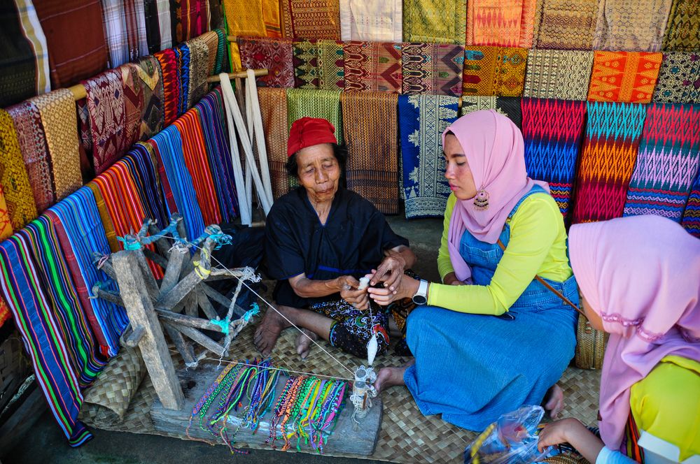 Desa Sade di Lombok, menjadi destinasi wisata favorit wisatawan muslim dari seluruh dunia karena menawarkan kreasi tenun dan budaya. (Foto: Shutterstock/Bastian AS)