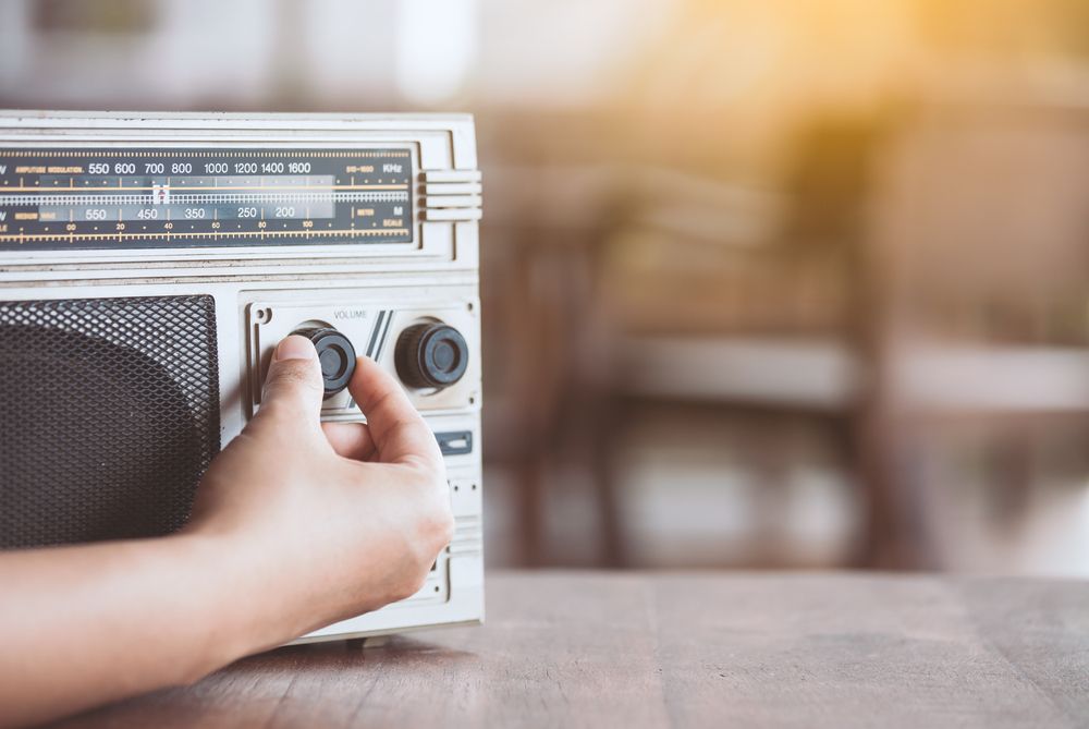 Ilustrasi radio analog yang masih menggunakan frekuens AM dan FM. (Foto: Shutterstock/A3pfamily)