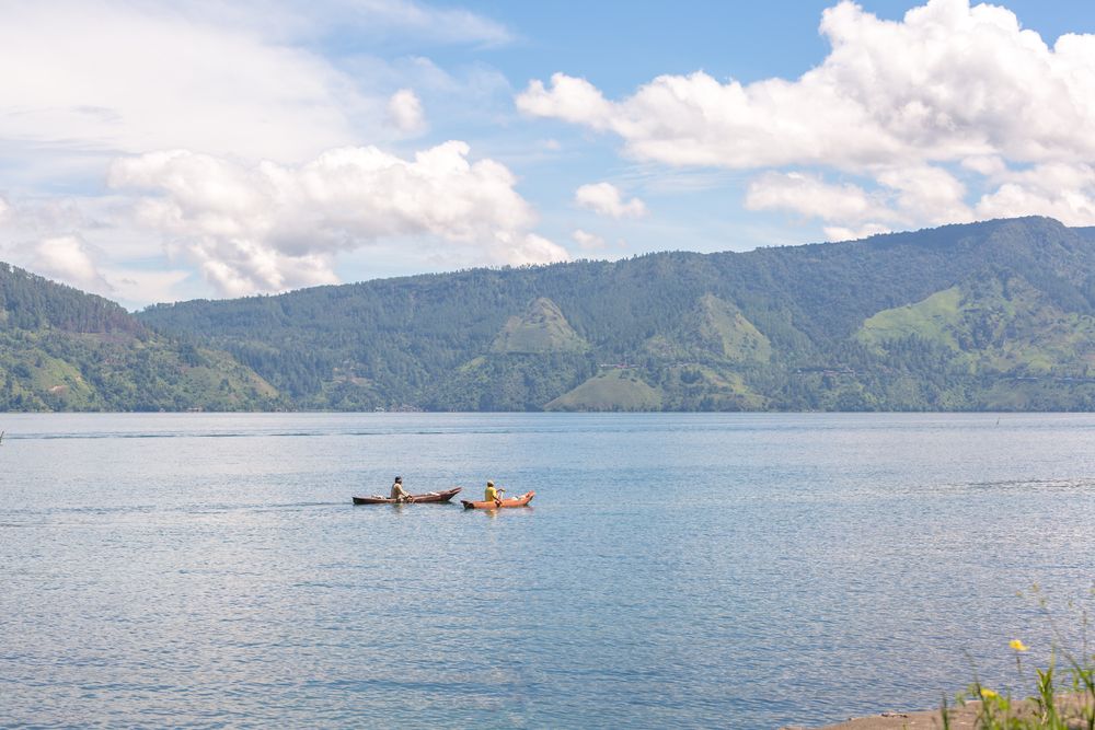 Danau Toba, Sumatera Utara menjadi salah satu spot olahraga kayak yang seru bagi wisatawan. (Foto: Shutterstock/Katesalin Heinio)