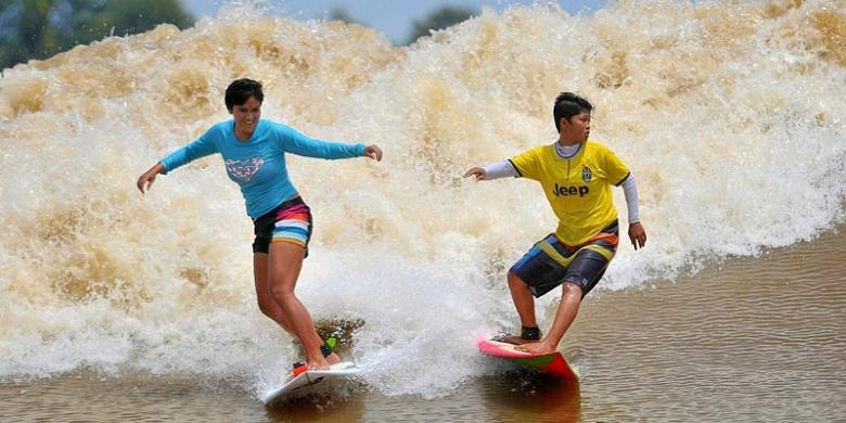 Bono Surfing, Asyiknya Berselancar di Sungai Kampar