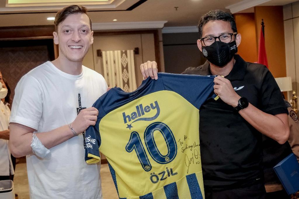 Siaran Pers: Menparekraf: Pesepak Bola Mesut Ozil Buka Peluang Brand Indonesia Kolaborasi dengan Bintang Dunia