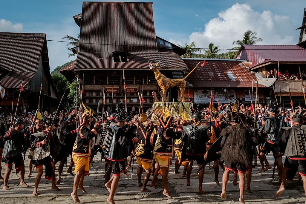 Siaran Pers: Menparekraf Kagumi Adat dan Budaya Desa Wisata Hilisimaetanö Nias Selatan