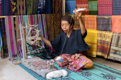 5 Mandalika's Unique Souvenirs, From Woven Fabrics to Jewelry