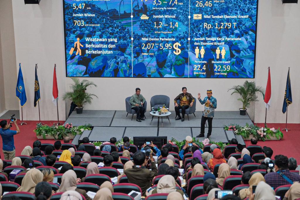 Siaran Pers: Menparekraf Dorong Mahasiswa Poltekpar Makassar Perkuat Kolaborasi Kembangkan Sektor Parekraf Sulsel