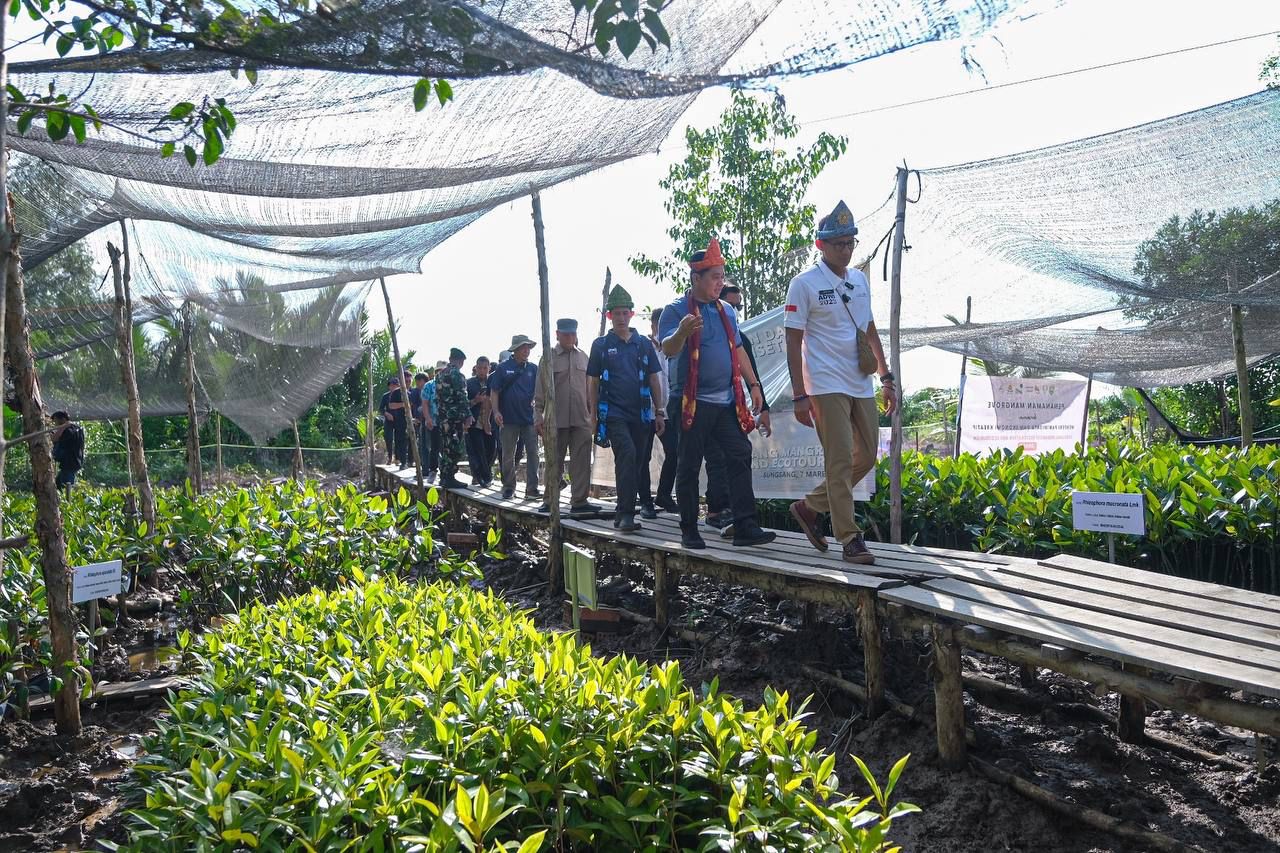 SIARAN PERS : Menparekraf Tanam Bibit Mangrove di Desa Wisata Sungsang IV Banyuasin Sumsel