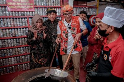 SIARAN PERS : Menparekraf Antusias Praktik Membuat Mino Kuliner Khas Banyumas di Desa Wisata Pekunden