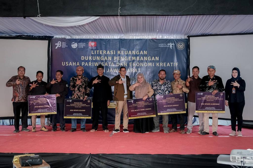 Siaran Pers: Menparekraf Serahkan Bantuan DPUP Bagi Lima Desa Wisata Di ...