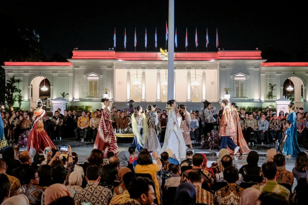 Siaran Pers : Sambut Hari Batik Nasional, Istana Berbatik Hadirkan Fashion Show Keindahan Batik Nusantara